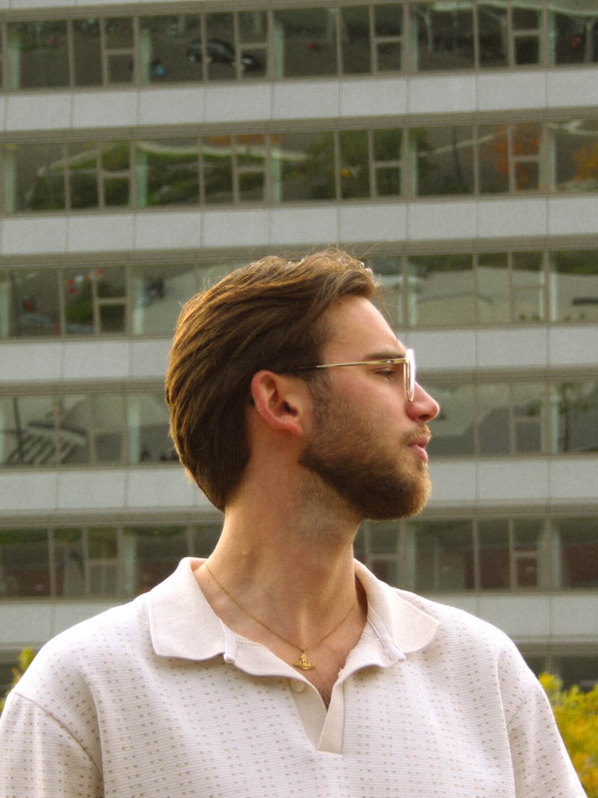 Moderne man met verzorgde haarstijl en natuurlijke glans, Blur signature look