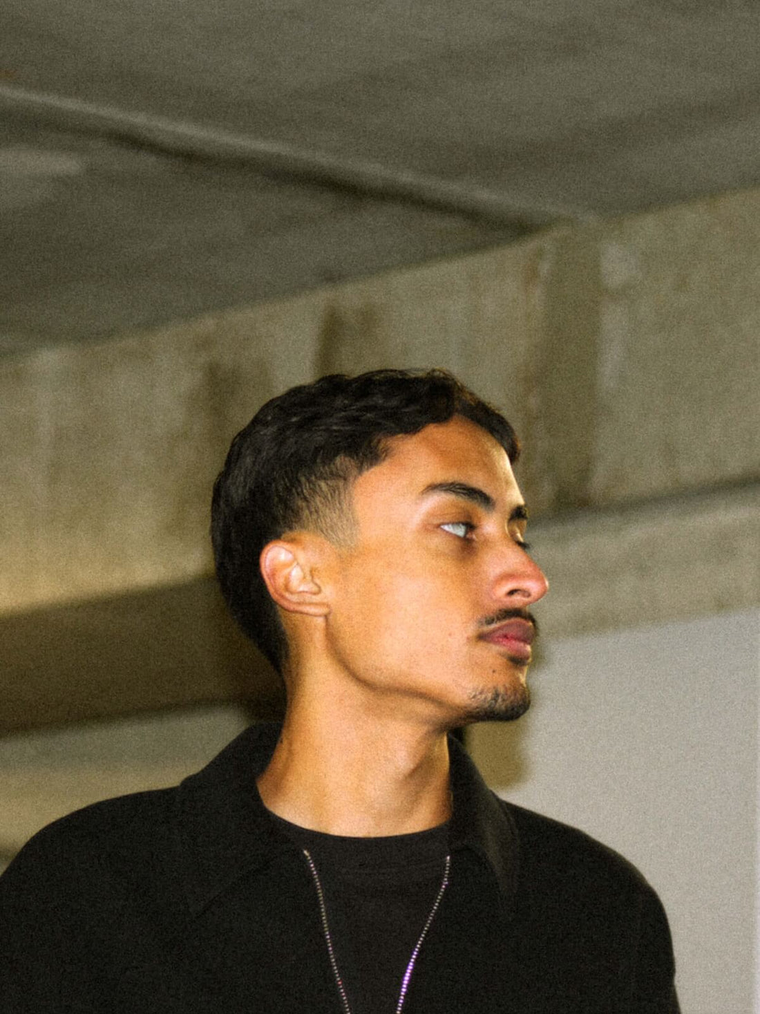 Moderne haarstijl met volume en matte finish, gestyled met Blur matte clay