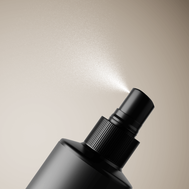 Close-up van Blur sea salt spray die wordt aangebracht voor textuur en volume